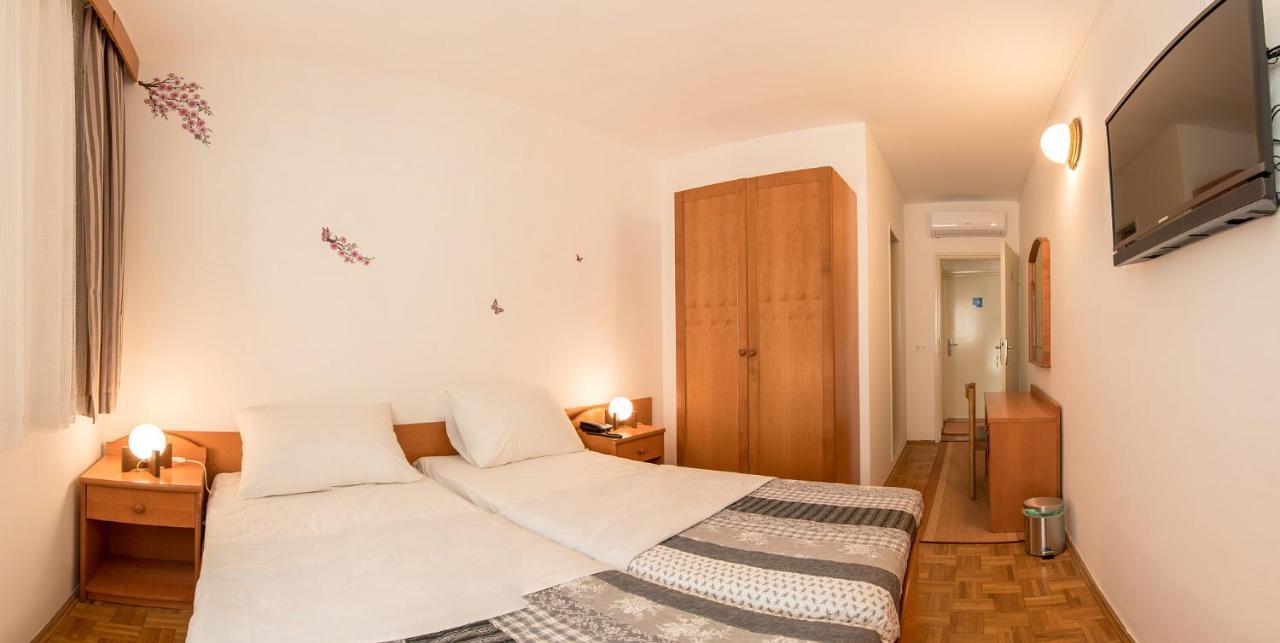 Hotel Barba Starigrad Paklenica Exterior foto